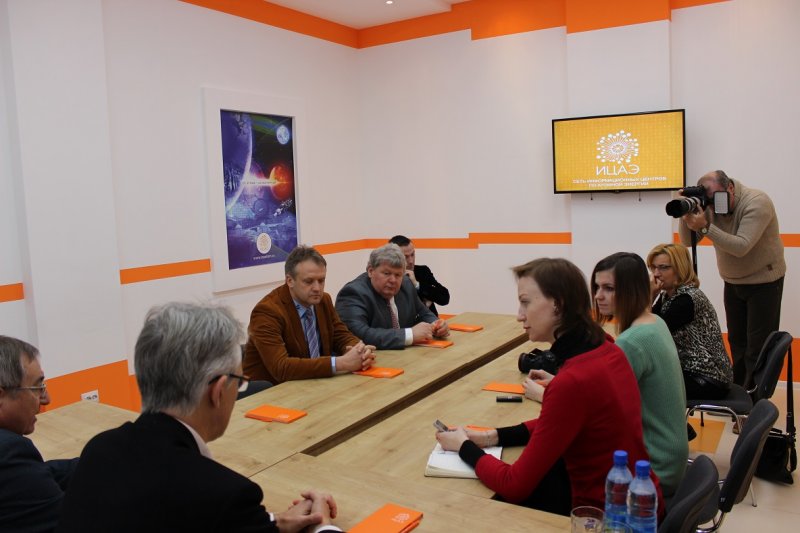 Фото к Венгерская делегация ознакомилась с работой ИЦАЭ