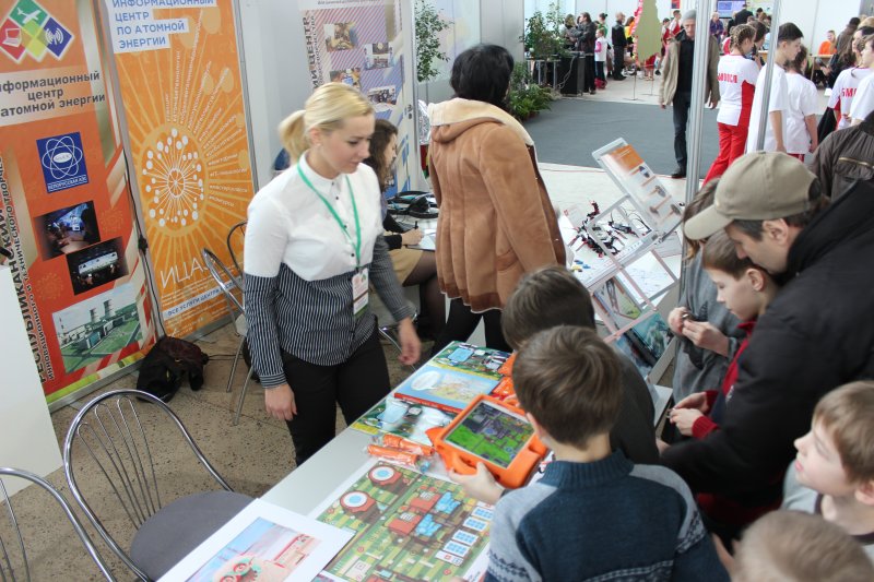 Фото к Информационный центр по атомной энергии побывал в «Мире детства»
