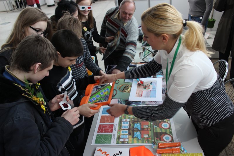 Фото к Информационный центр по атомной энергии побывал в «Мире детства»